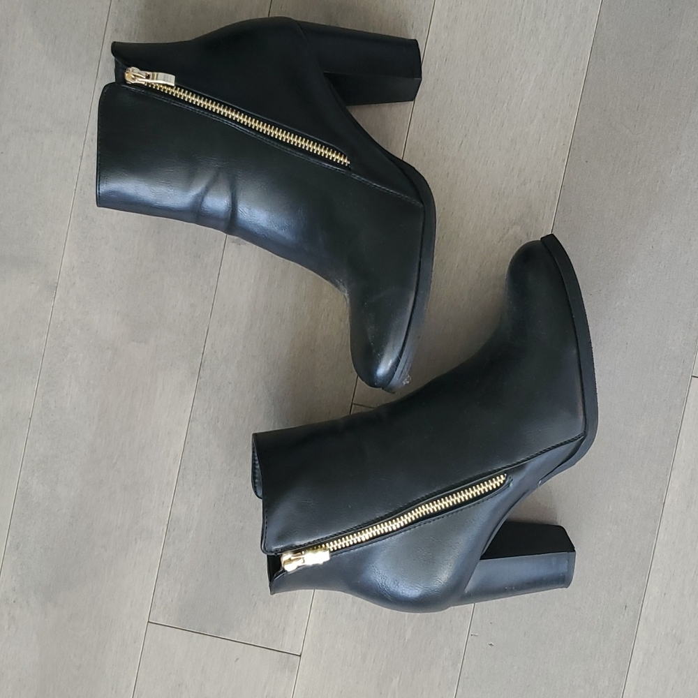 Sz 9 New black boots